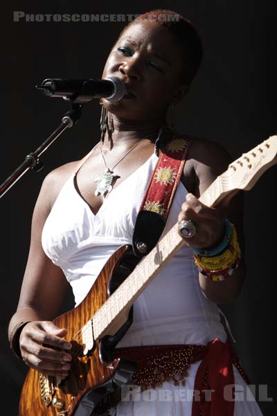 INDIA ARIE - 2006-08-25 - SAINT CLOUD - Domaine National - Scene de la Cascade - 